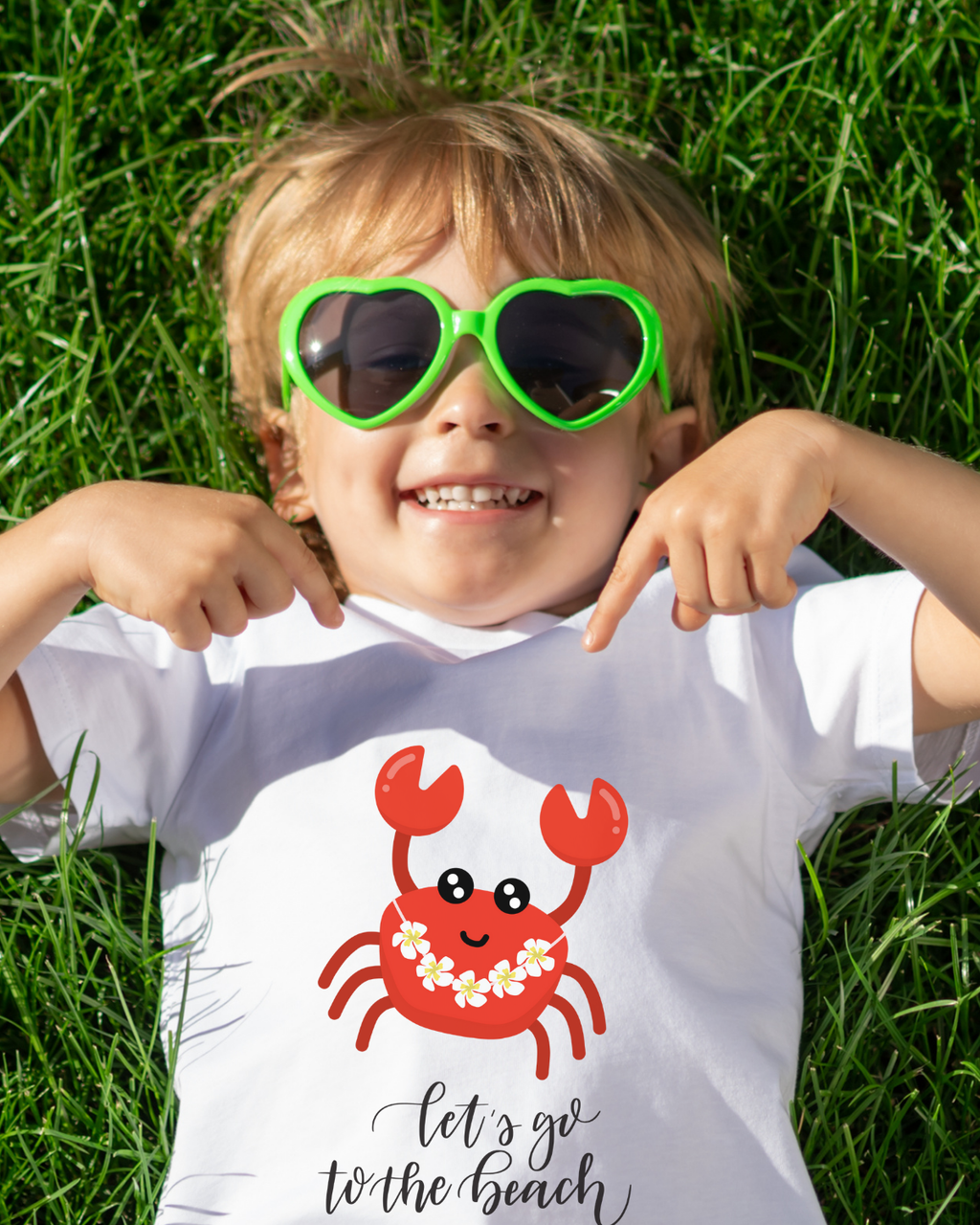Kids cotton T-shirt with cute crab wearing flowers and text saying "Let’s go to the beach"