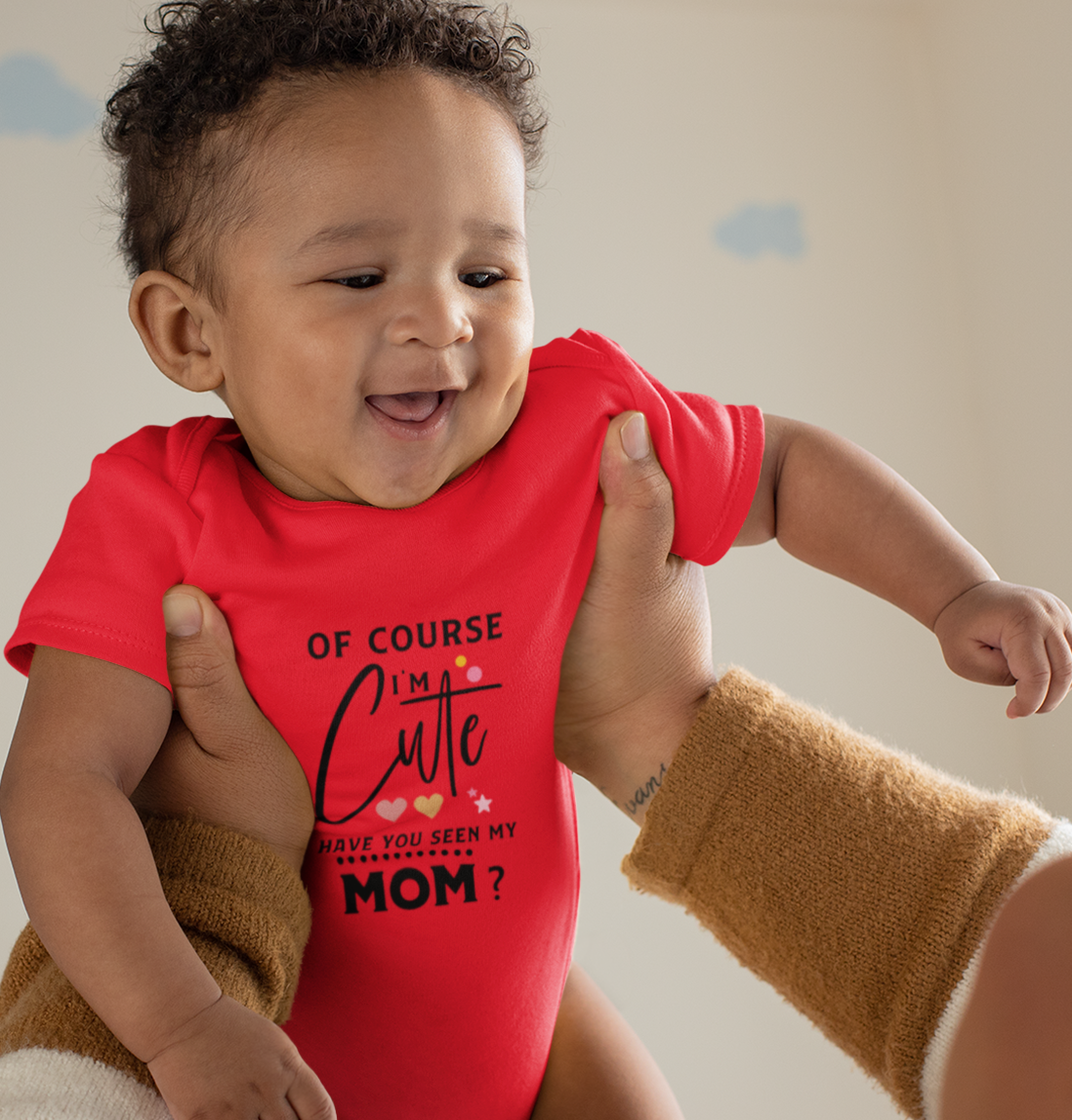 Premium cotton baby romper with cute quote “Of course I’m cute have you seen my mom” – soft unisex onesie for newborns and infants